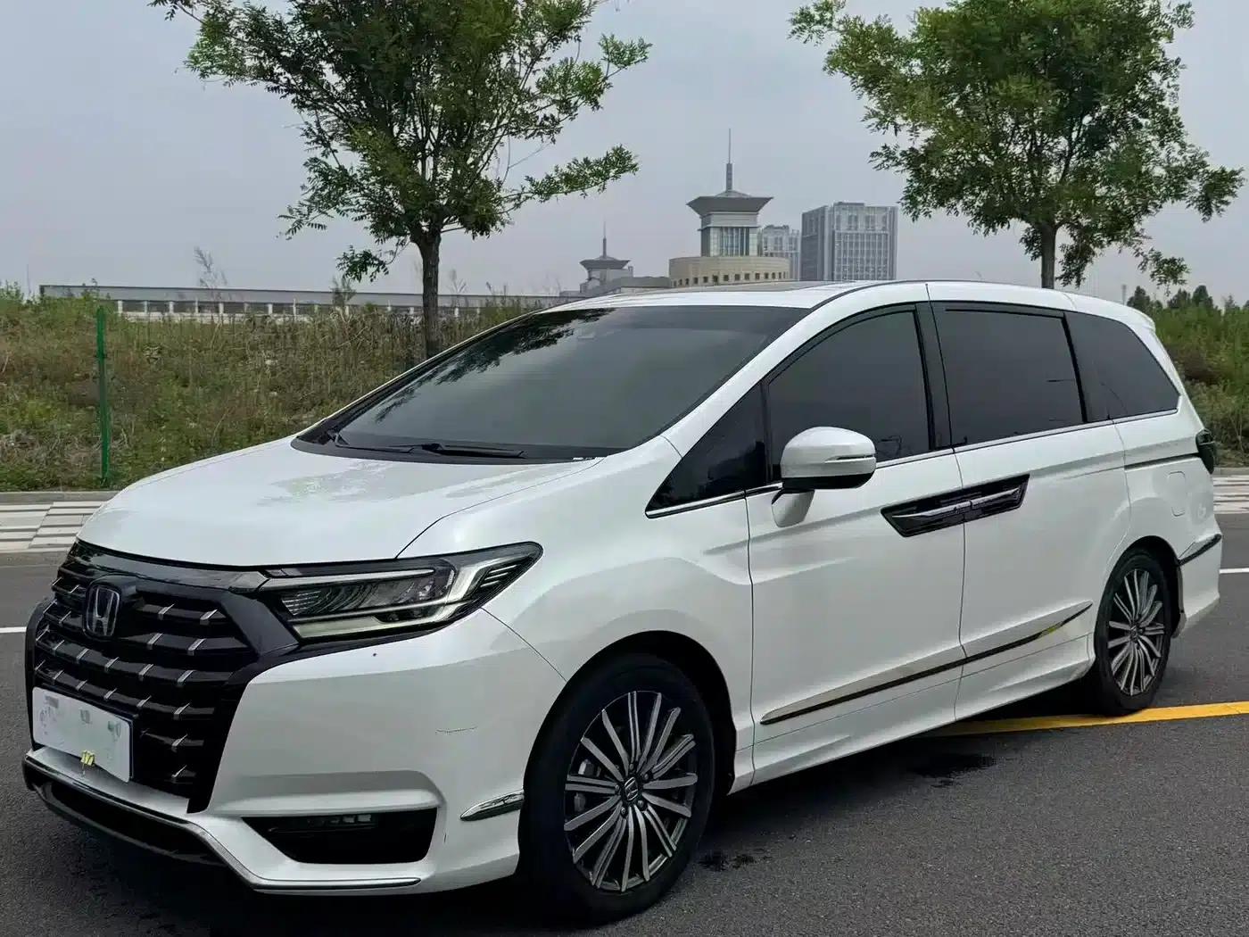 Elysion 2022 2.0L e:HEV Luxury Edition — миниатюра 1