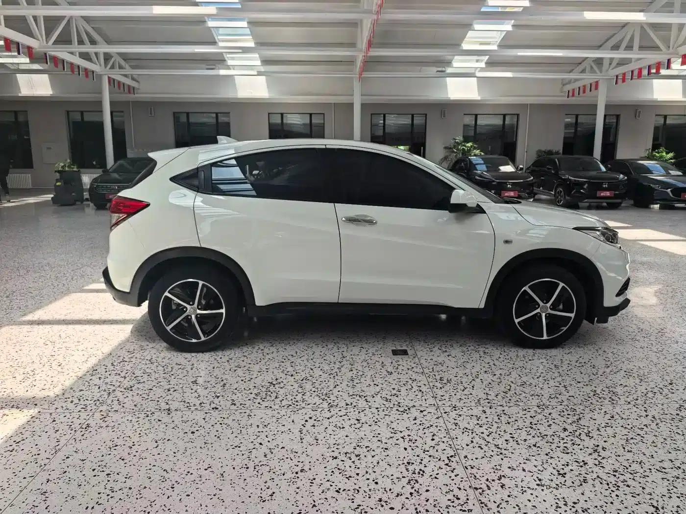Vezel 2022 1.5L CVT Phantom Night Pioneer Edition — миниатюра 8