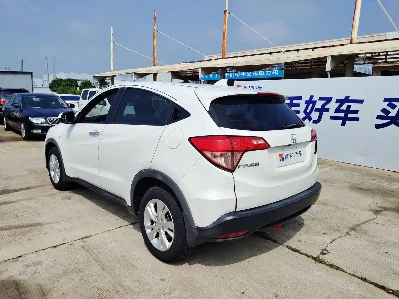 Vezel 2015 1.5L CVT 2WD Comfort Model — миниатюра 11
