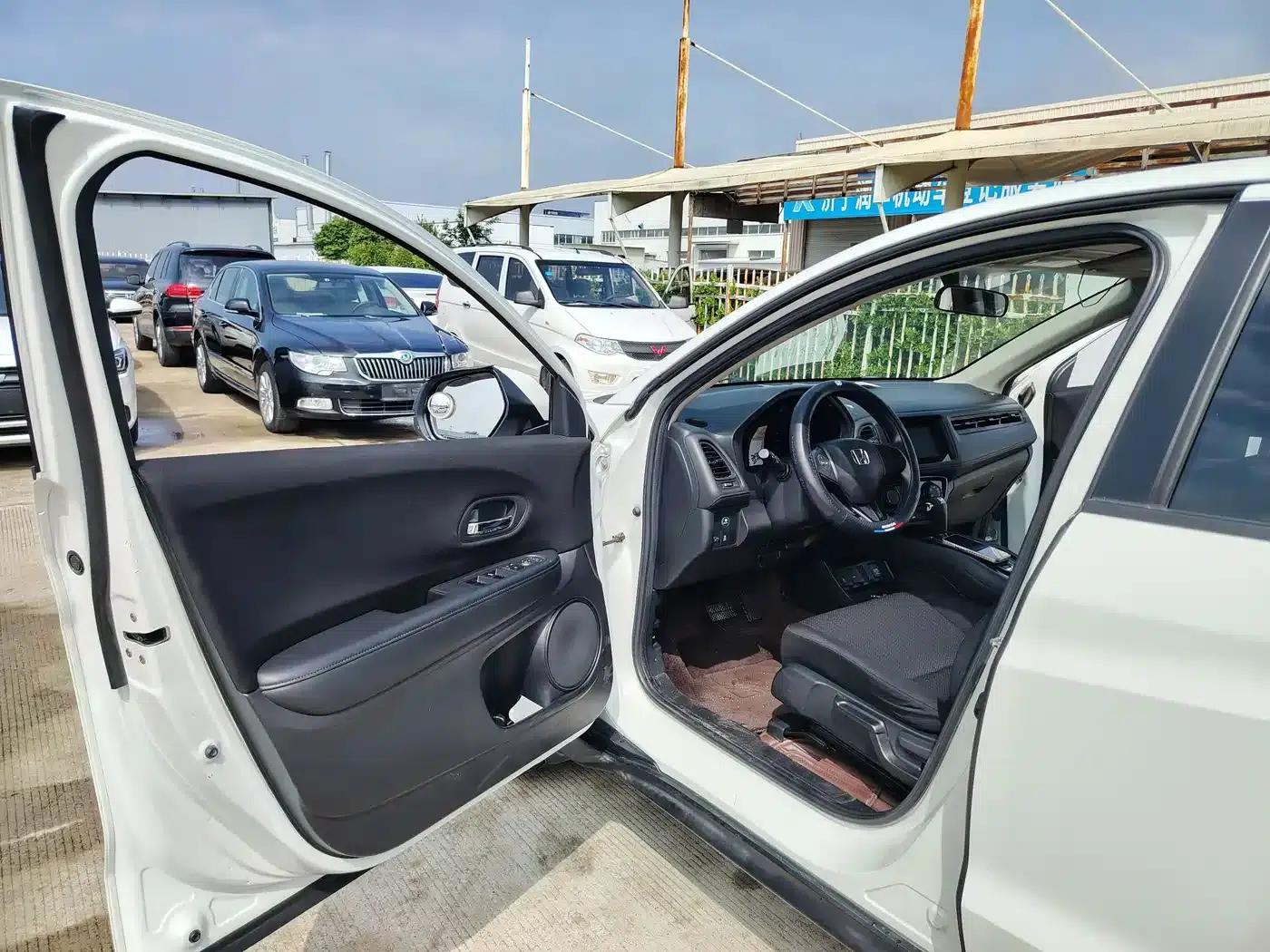 Vezel 2015 1.5L CVT 2WD Comfort Model — миниатюра 4