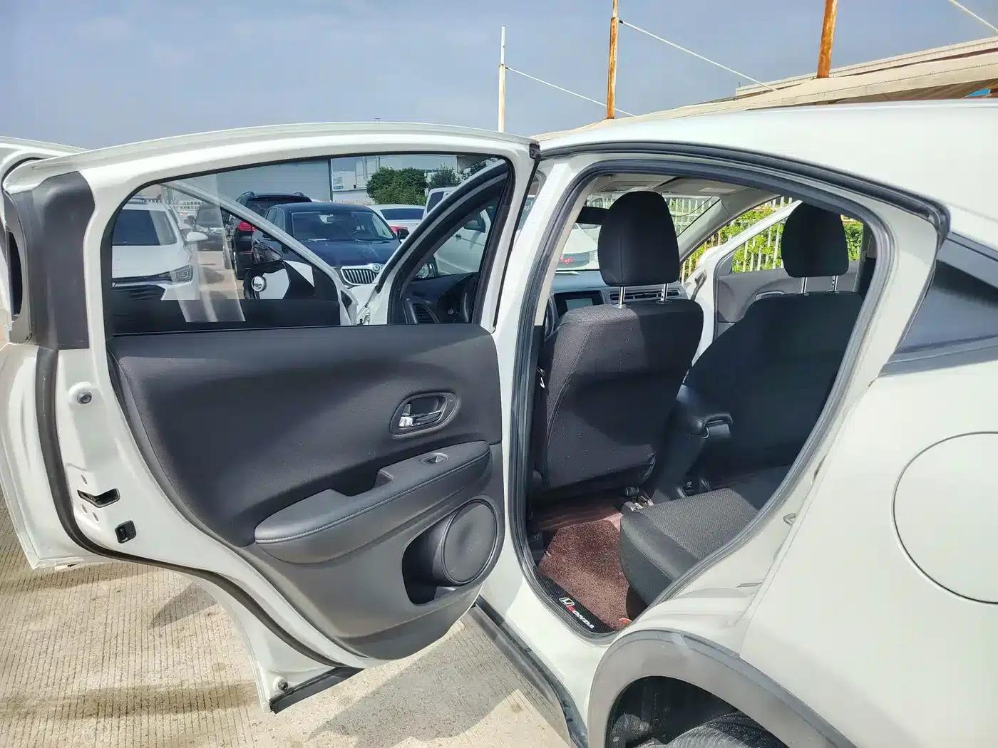 Vezel 2015 1.5L CVT 2WD Comfort Model — миниатюра 5
