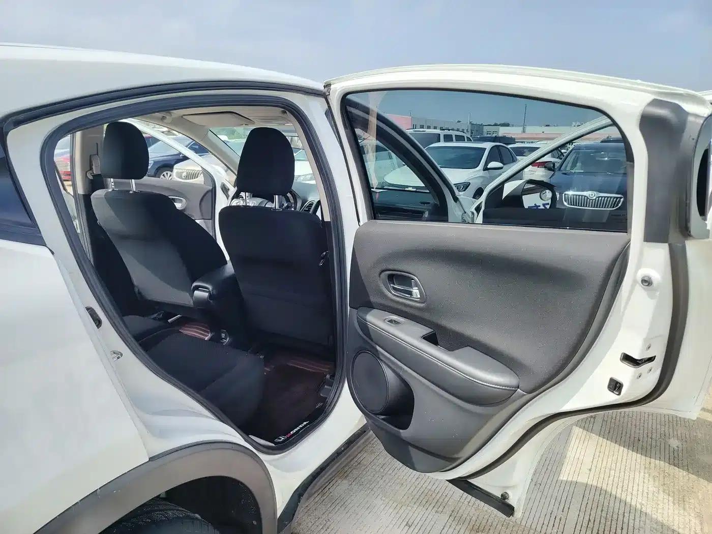 Vezel 2015 1.5L CVT 2WD Comfort Model — миниатюра 6