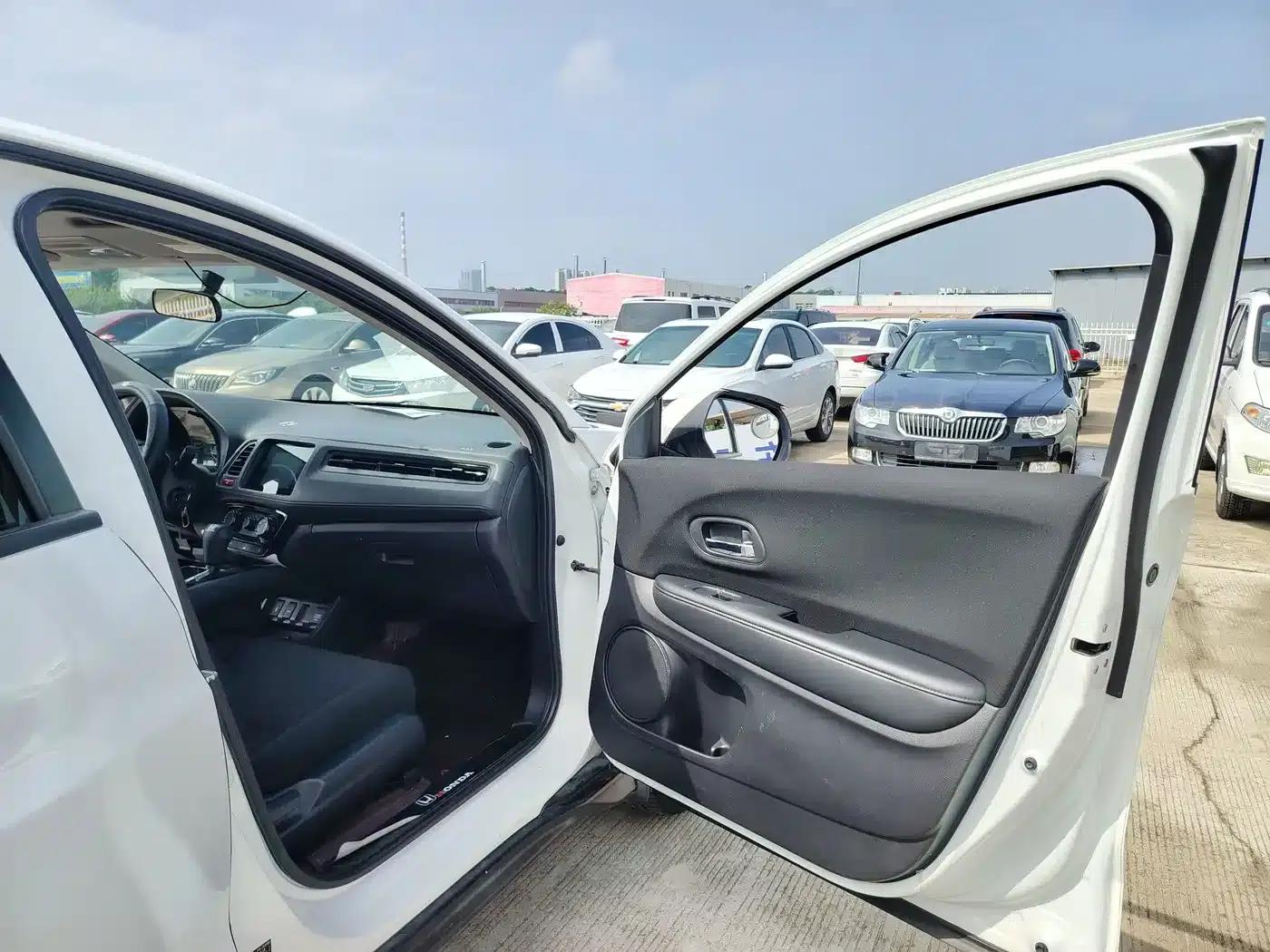 Vezel 2015 1.5L CVT 2WD Comfort Model — миниатюра 7