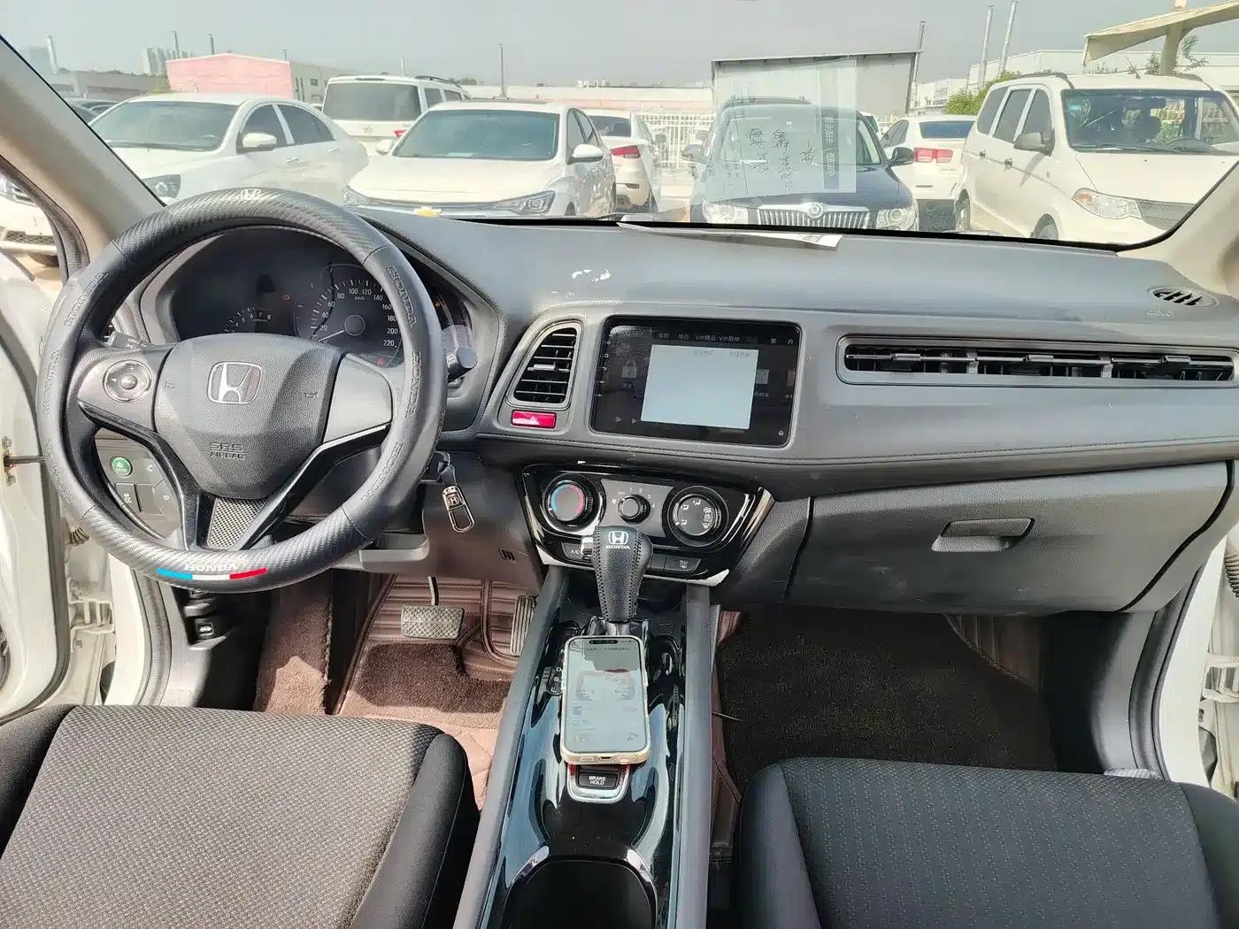 Vezel 2015 1.5L CVT 2WD Comfort Model — миниатюра 8