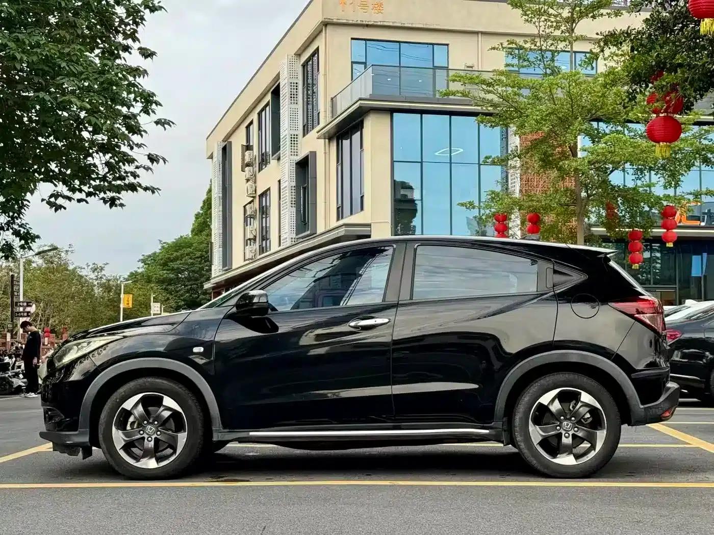 Vezel 2017 1.8L CVT 2WD Pioneer Edition — миниатюра 10