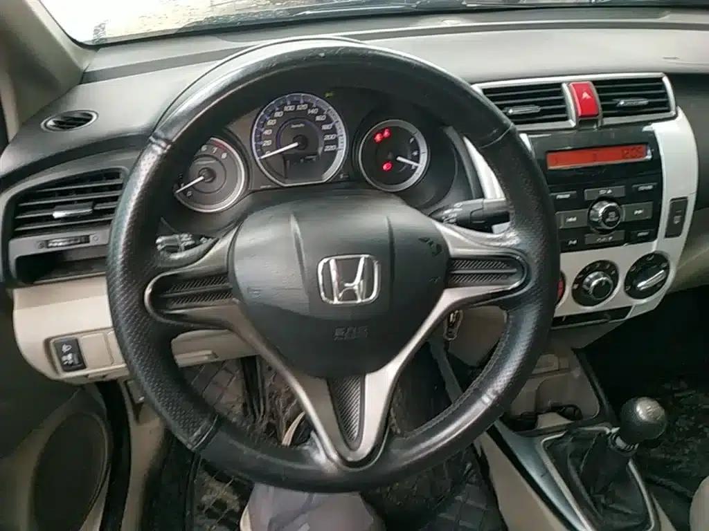 Honda City Classic 2014 Fashion 1.5L Manual Elite Edition — миниатюра 11
