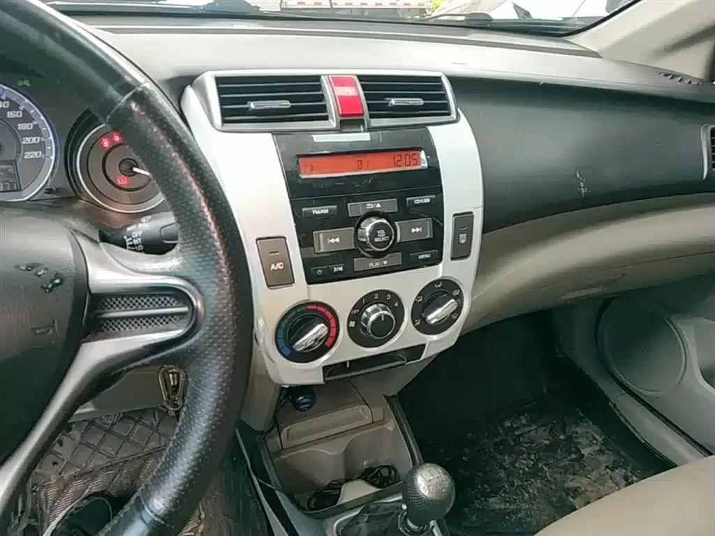 Honda City Classic 2014 Fashion 1.5L Manual Elite Edition — миниатюра 13