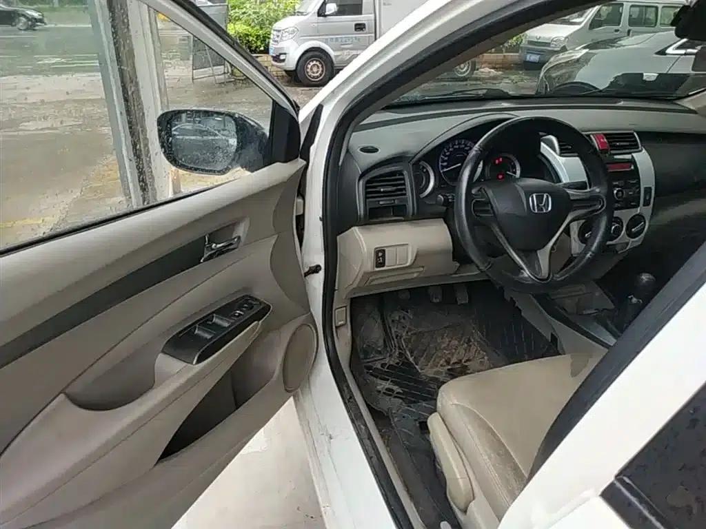 Honda City Classic 2014 Fashion 1.5L Manual Elite Edition — миниатюра 16