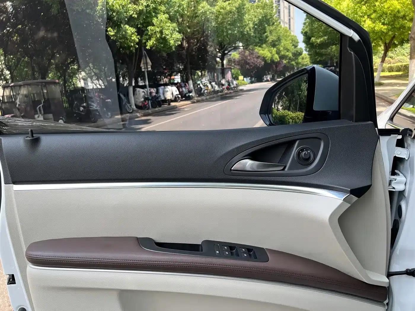 Buick GL8 2023 Land Business Class Comfort Edition — миниатюра 14
