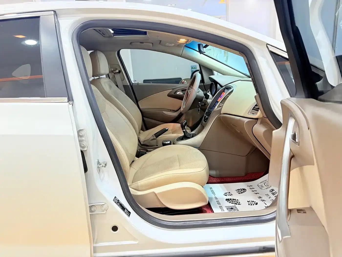 Buick Excelle GT 1.6L Manual Entry-Level Edition (2013) — миниатюра 12