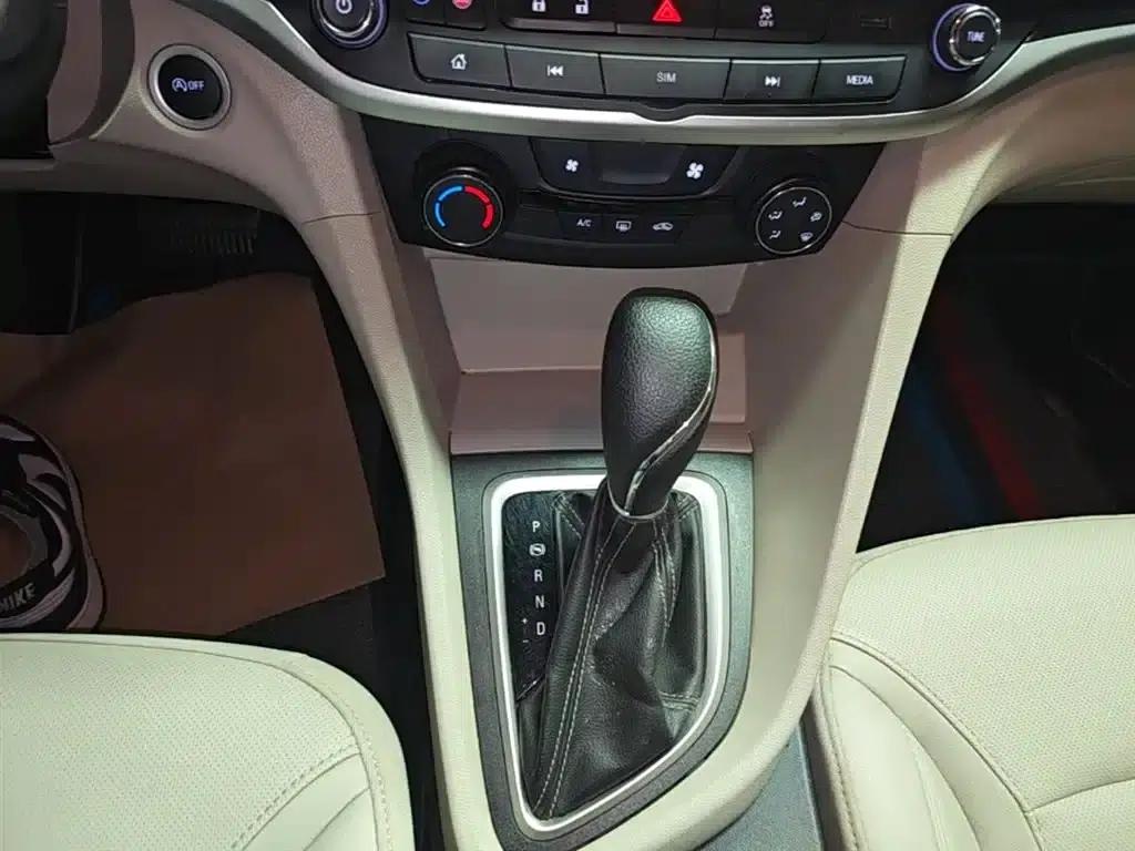Buick Excelle 2021 Classic 1.5L Automatic Elite — миниатюра 14