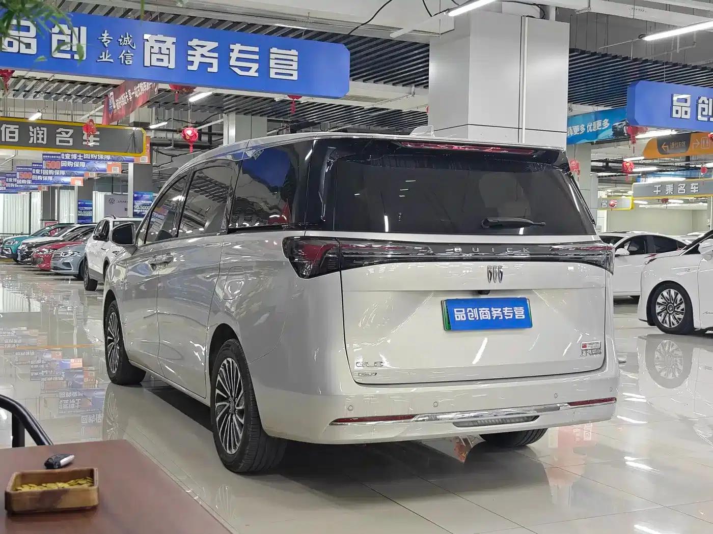 Buick GL8 PHEV 2025 Land Cruiser Premium Edition — миниатюра 9