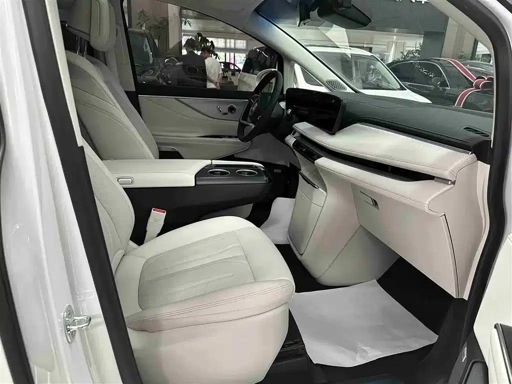 Buick GL8 PHEV 2024 Land Cruiser Premium Edition 7-Seater — миниатюра 16