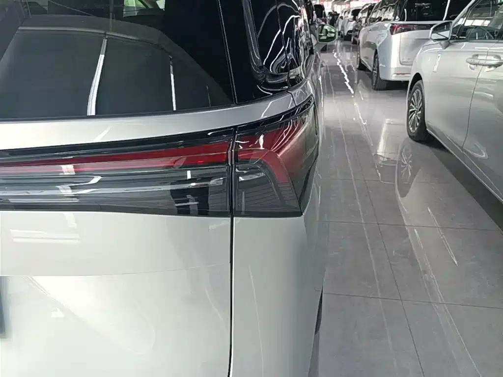 Buick GL8 PHEV 2025 Land Cruiser Premium Edition — миниатюра 8