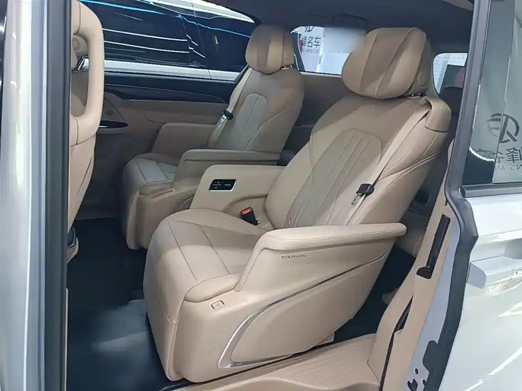 Buick GL8 PHEV 2025 Land Cruiser Premium Edition — миниатюра 17