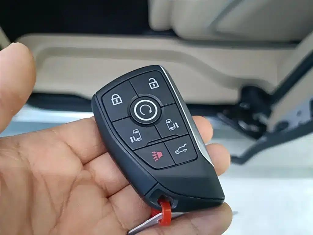 Buick GL8 PHEV 2025 Land Cruiser Premium Edition — миниатюра 9