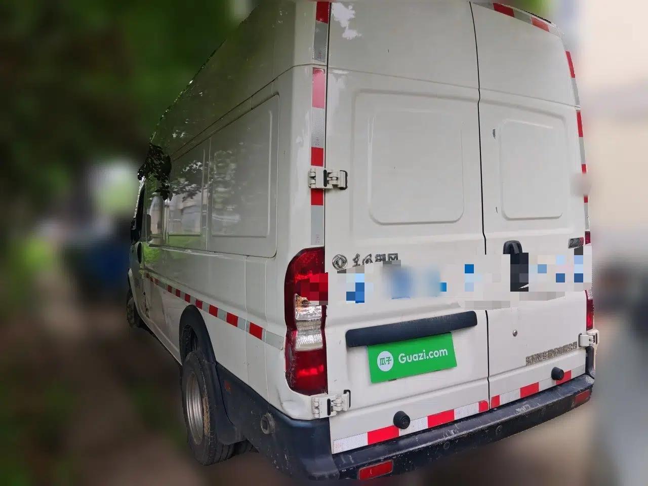 Dongfeng Yufeng 2023 V9+ 2.3T Manual Rear-Drive Cargo Van with Dual Rear Tires 3-Seater — миниатюра 4