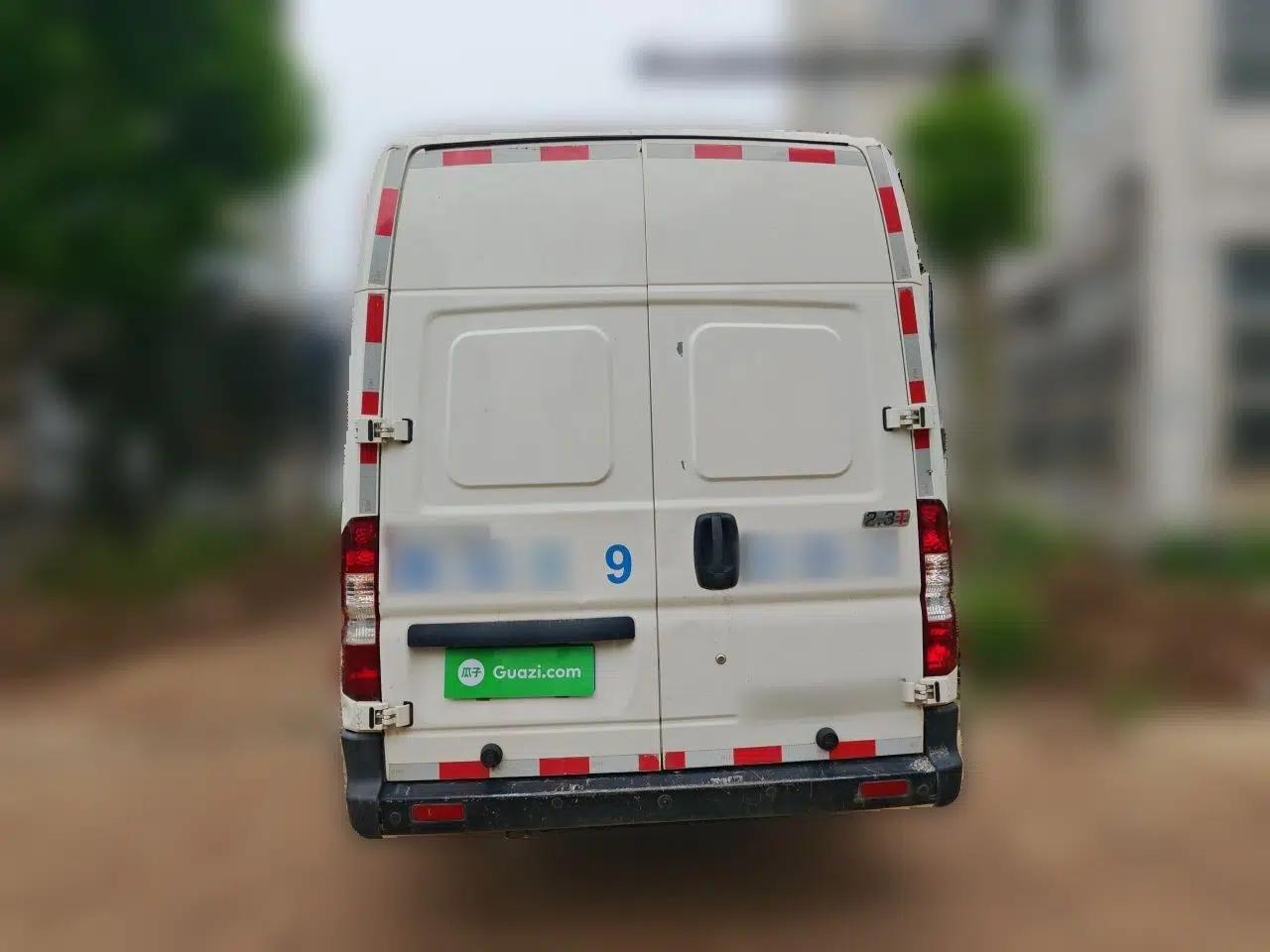 Dongfeng Yufeng 2023 V9+ 2.3T Manual Rear-Drive Cargo Van with Dual Rear Tires 3-Seater — миниатюра 5