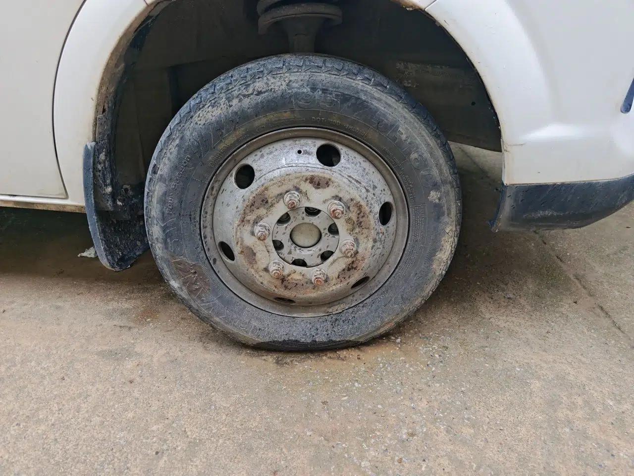 Dongfeng Yufeng 2023 V9+ 2.3T Manual Rear-Drive Cargo Van with Dual Rear Tires 3-Seater — миниатюра 8