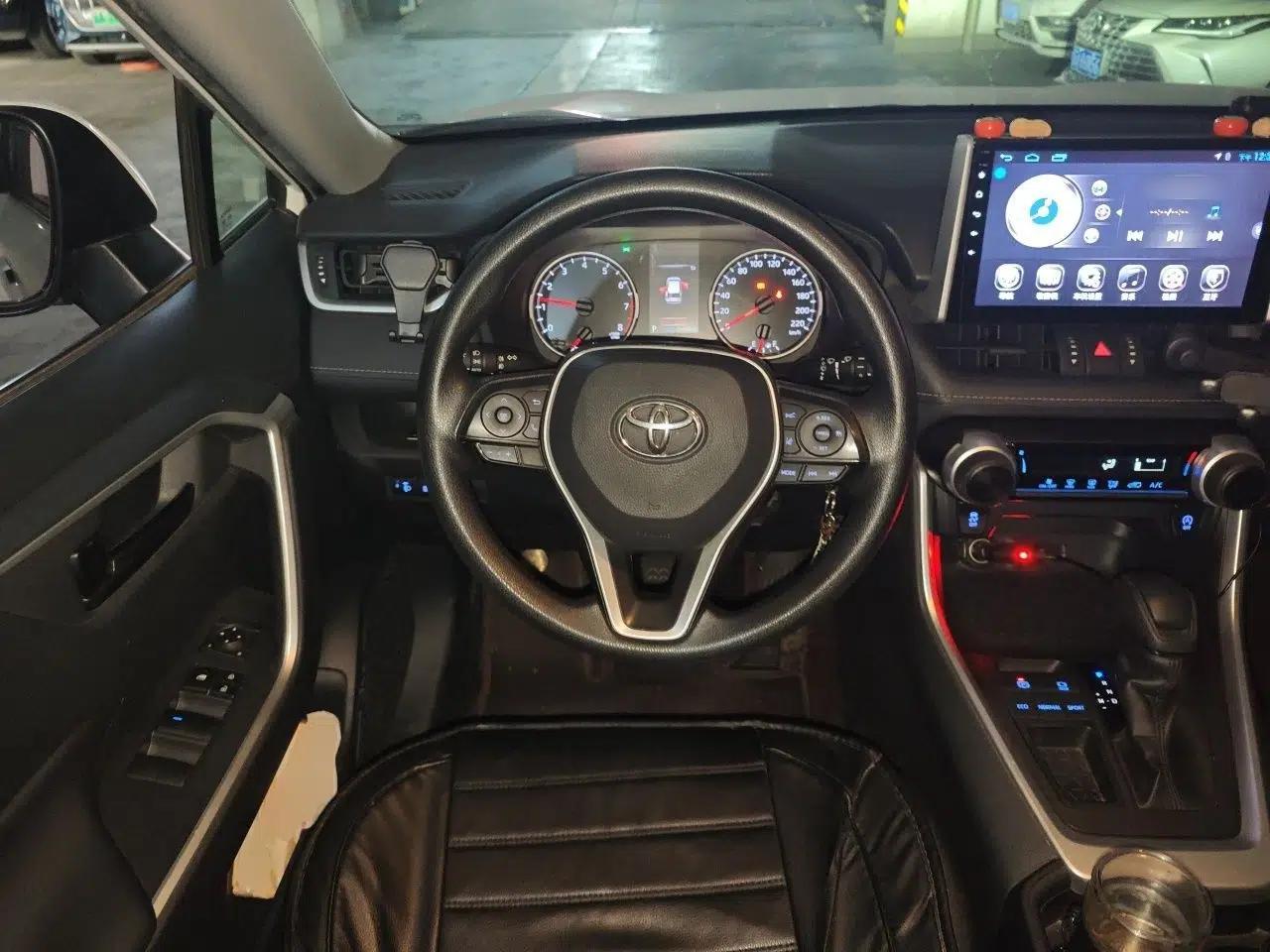Toyota RAV4 2020 2.0L CVT Two-Wheel Drive Urban Edition — миниатюра 11