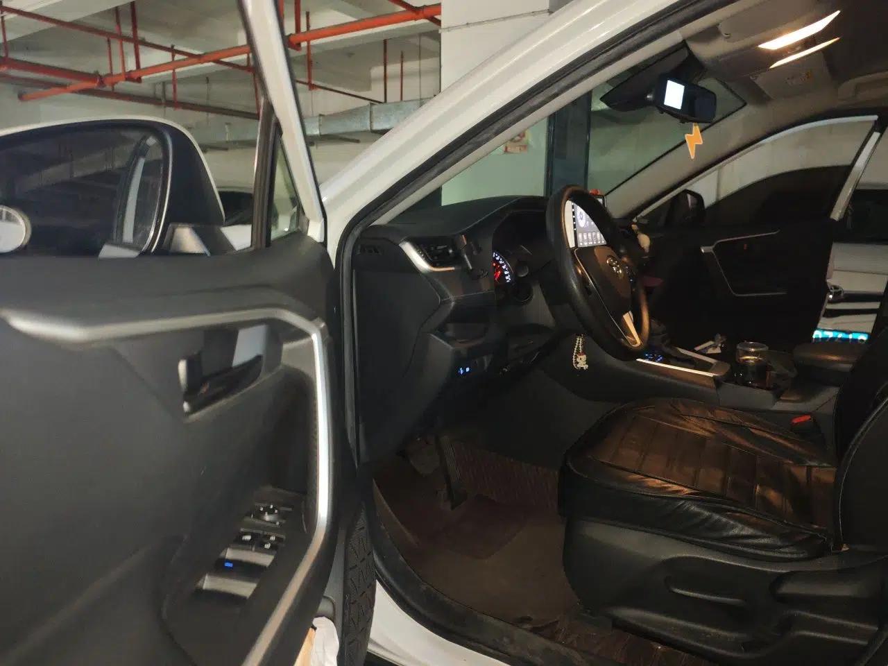Toyota RAV4 2020 2.0L CVT Two-Wheel Drive Urban Edition — миниатюра 17