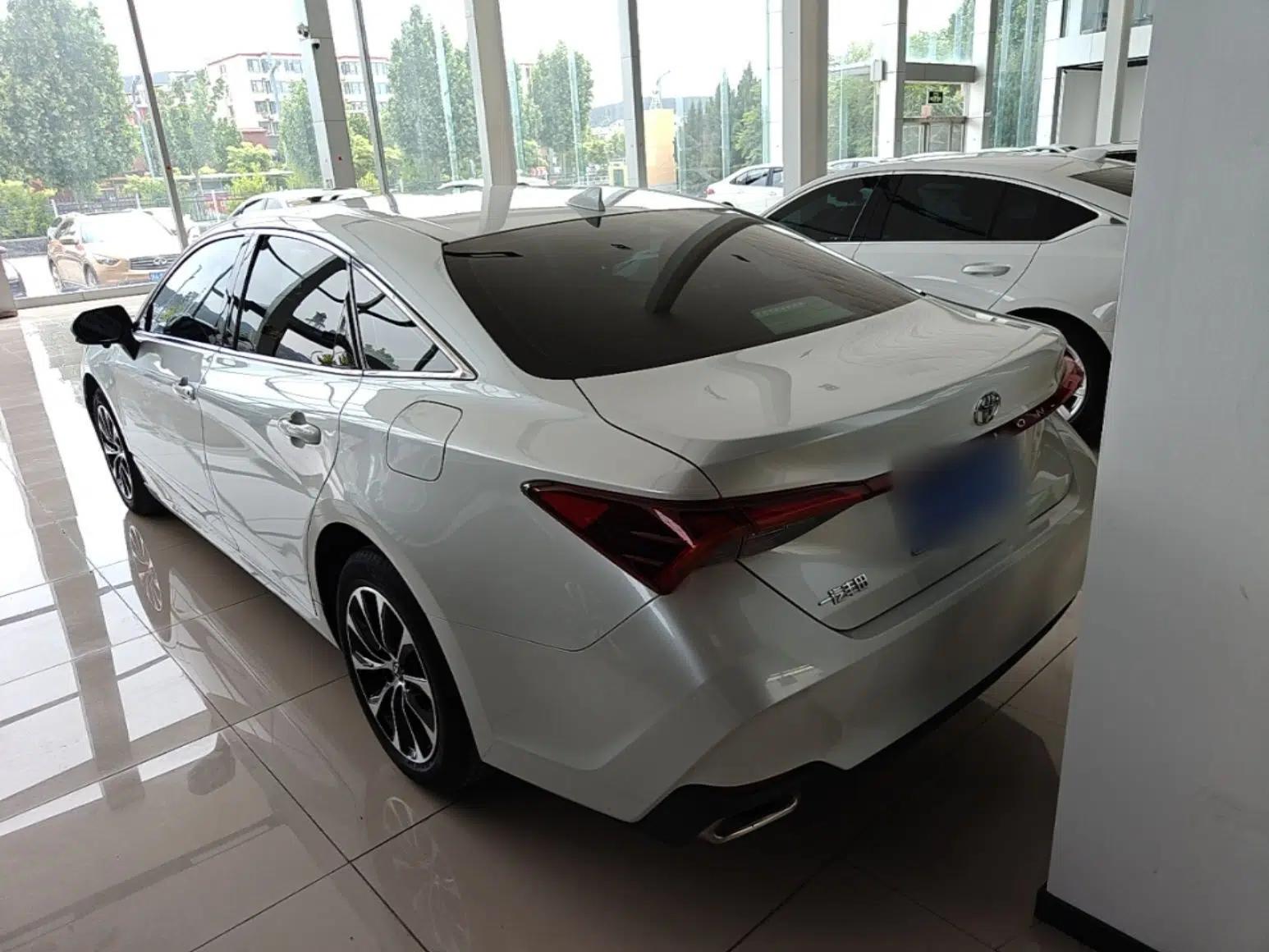 Toyota Avalon 2023 2.0L Premium Edition — миниатюра 4