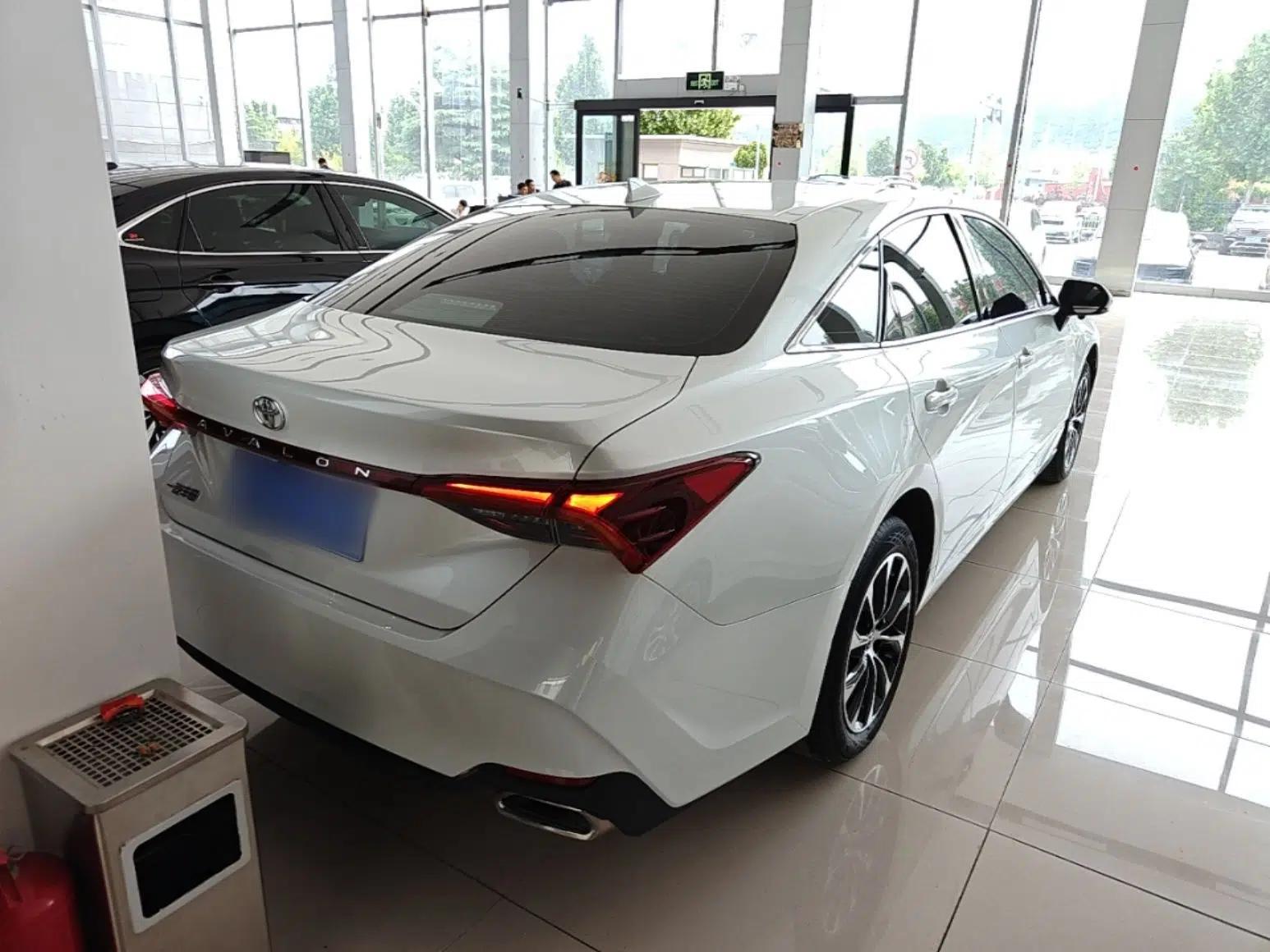 Toyota Avalon 2023 2.0L Premium Edition — миниатюра 6