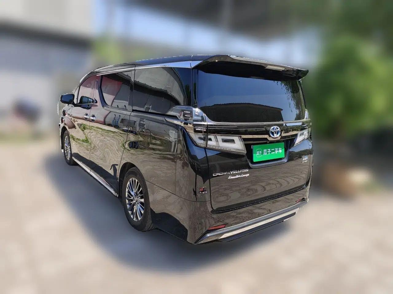 Toyota Vellfire 2023 Crown Dual-Engine 2.5L HV Luxury Edition — миниатюра 4
