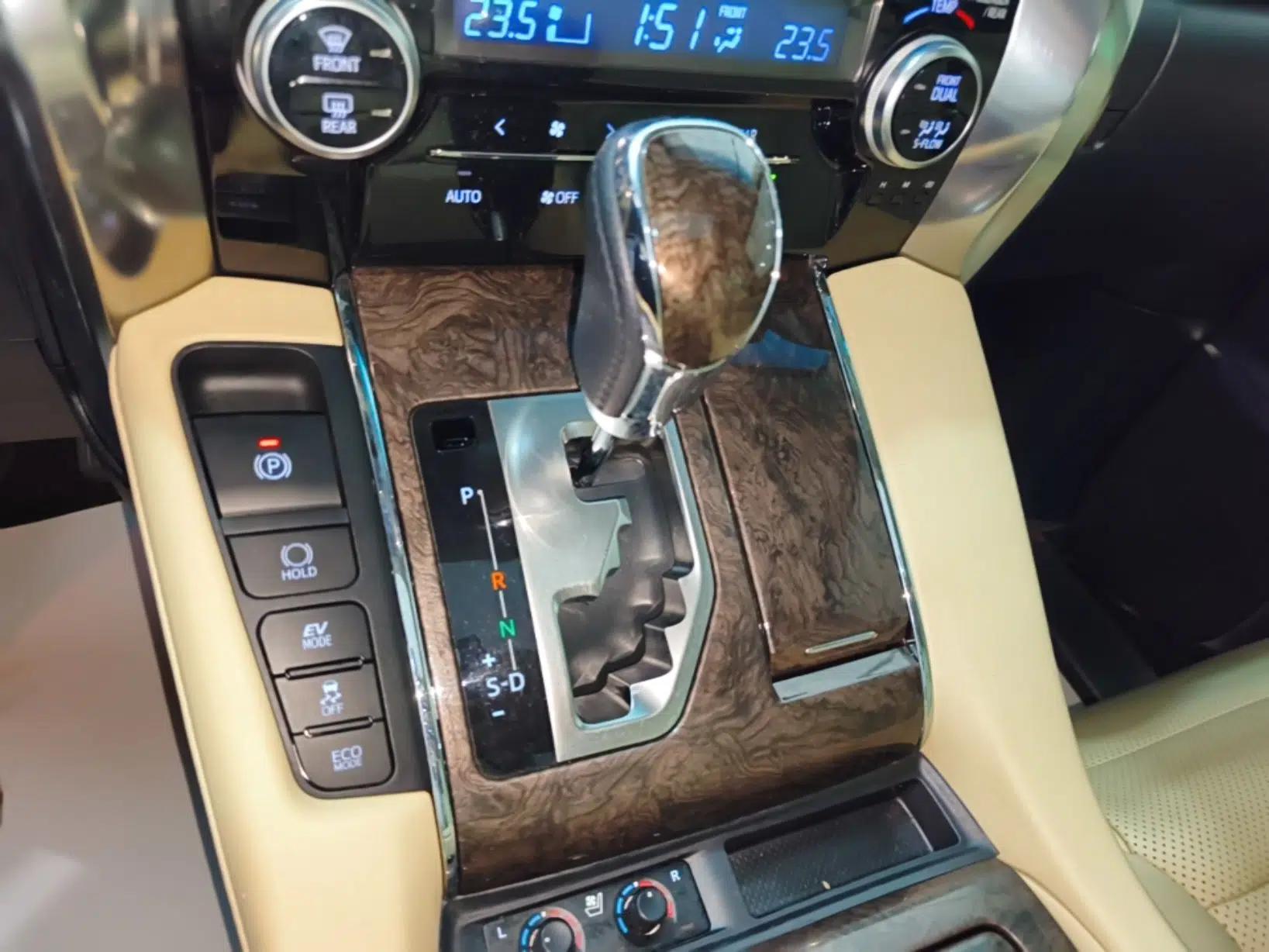 Toyota Vellfire 2021 Crown Dual-Engine 2.5L HV Prestige Edition — миниатюра 16