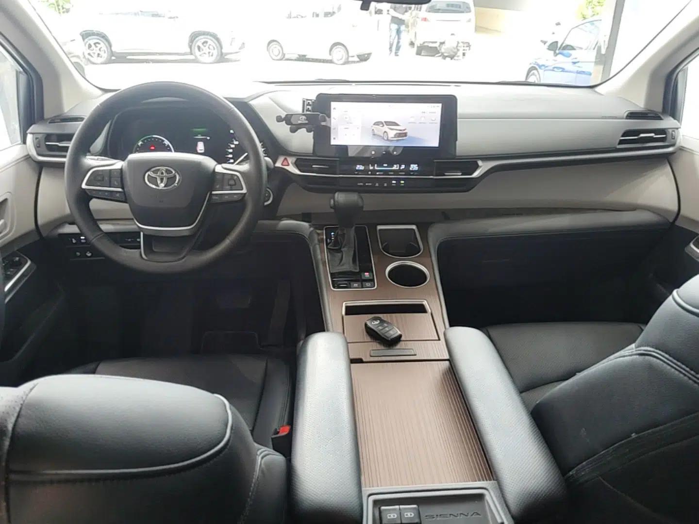 Toyota SIENNA 2024 2.5L Hybrid Comfort Edition — миниатюра 12