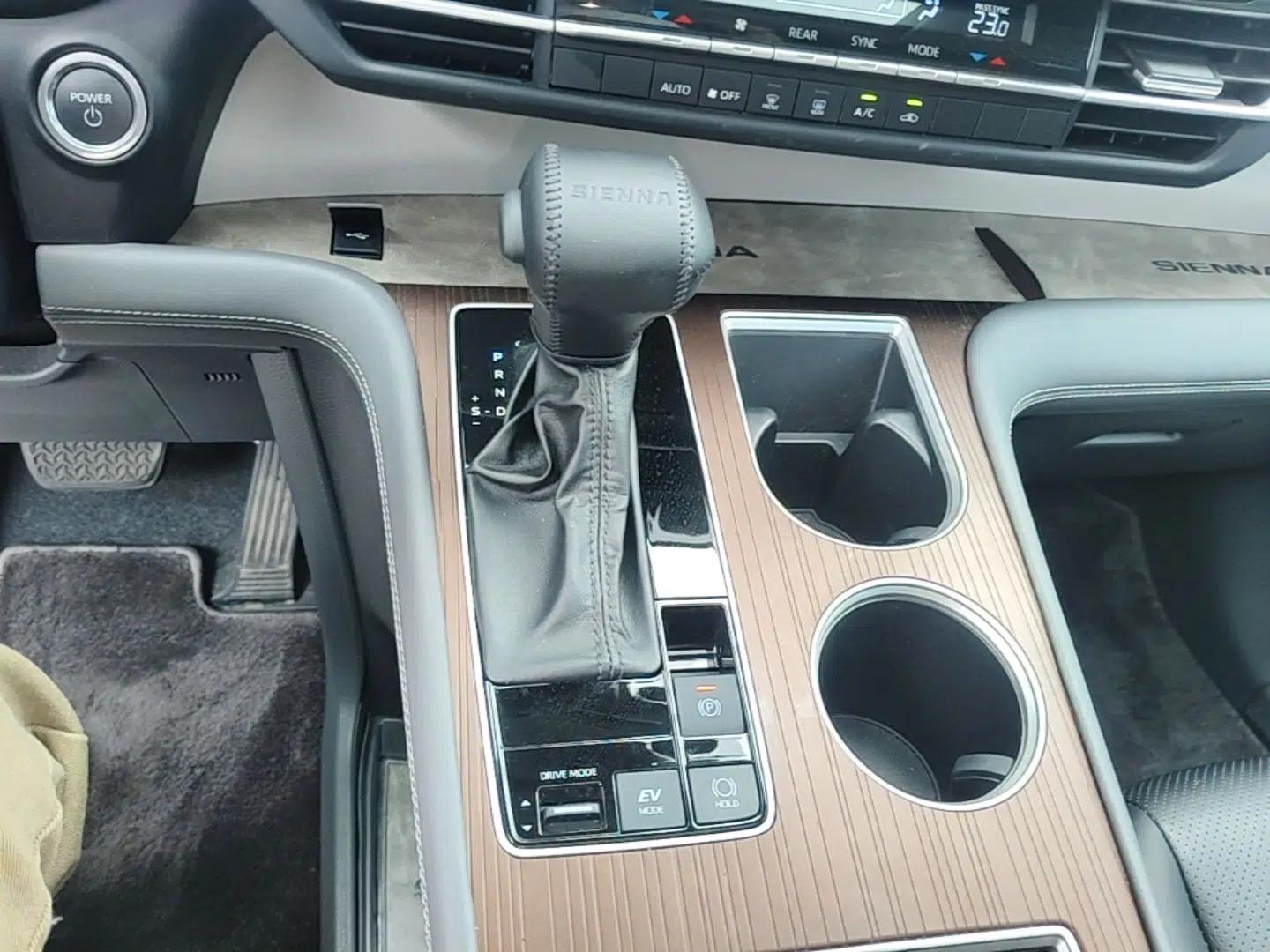 Toyota SIENNA 2024 2.5L Hybrid Comfort Edition — миниатюра 16