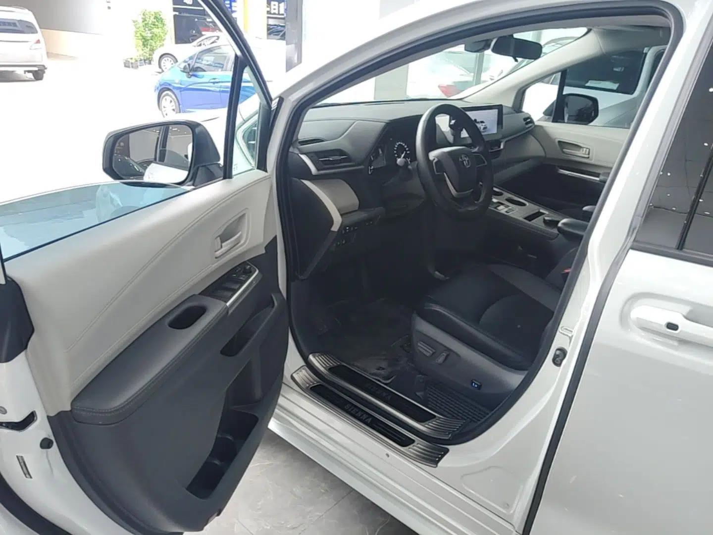 Toyota SIENNA 2024 2.5L Hybrid Comfort Edition — миниатюра 18