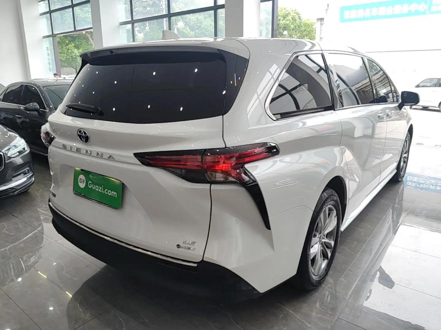 Toyota SIENNA 2024 2.5L Hybrid Comfort Edition — миниатюра 4