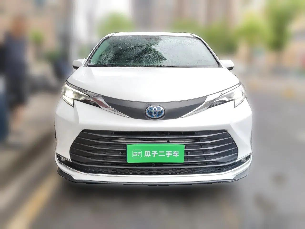 Toyota SIENNA 2023 2.5L Hybrid Comfort Edition — миниатюра 2