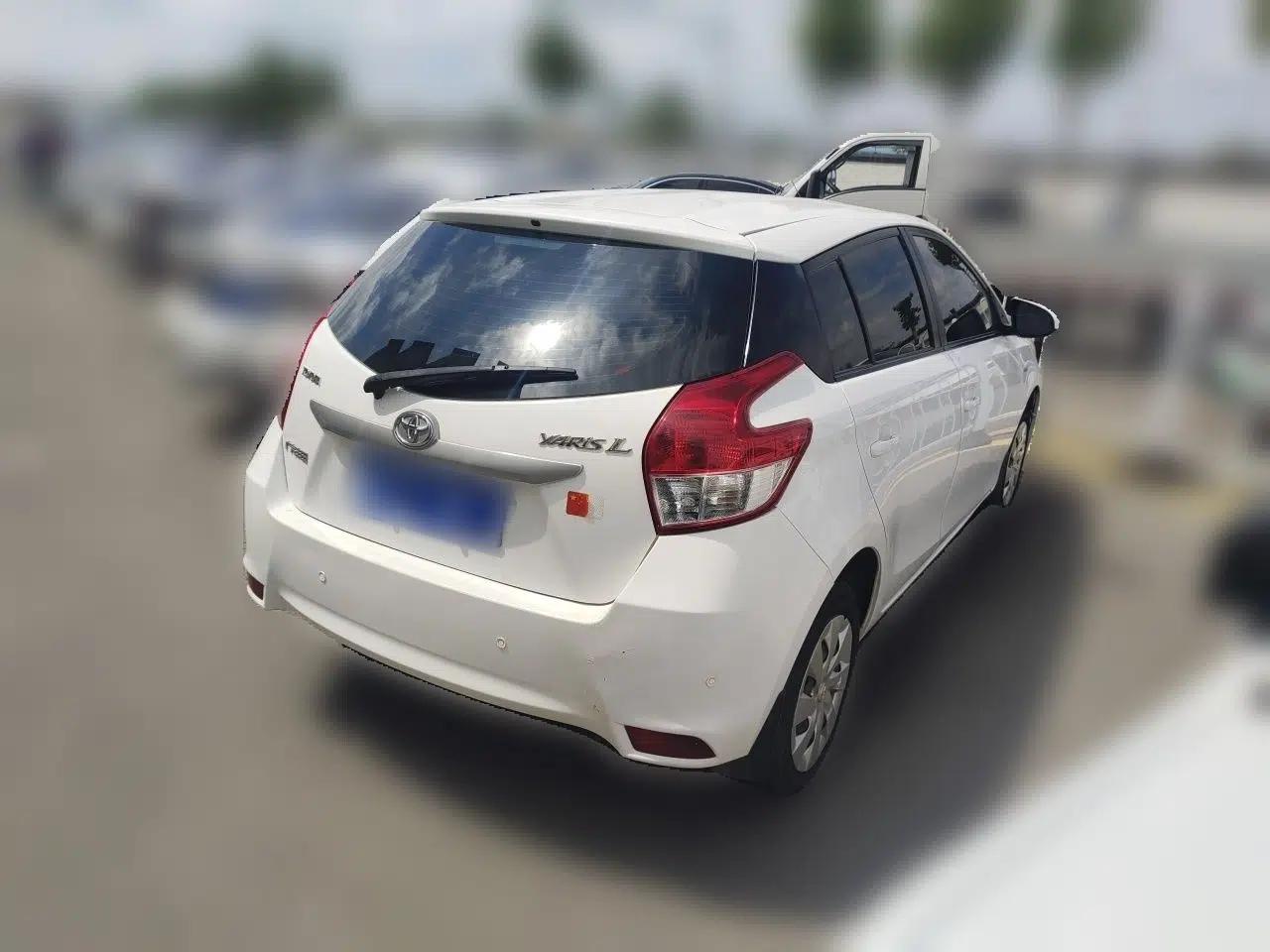 Toyota YARiS L Zhi Xuan 2015 1.5E Automatic Charm Edition — миниатюра 6