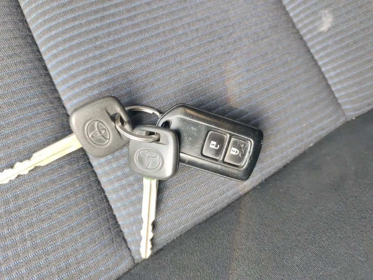 Toyota YARiS L Zhi Xuan 2015 1.5E Automatic Charm Edition — миниатюра 9