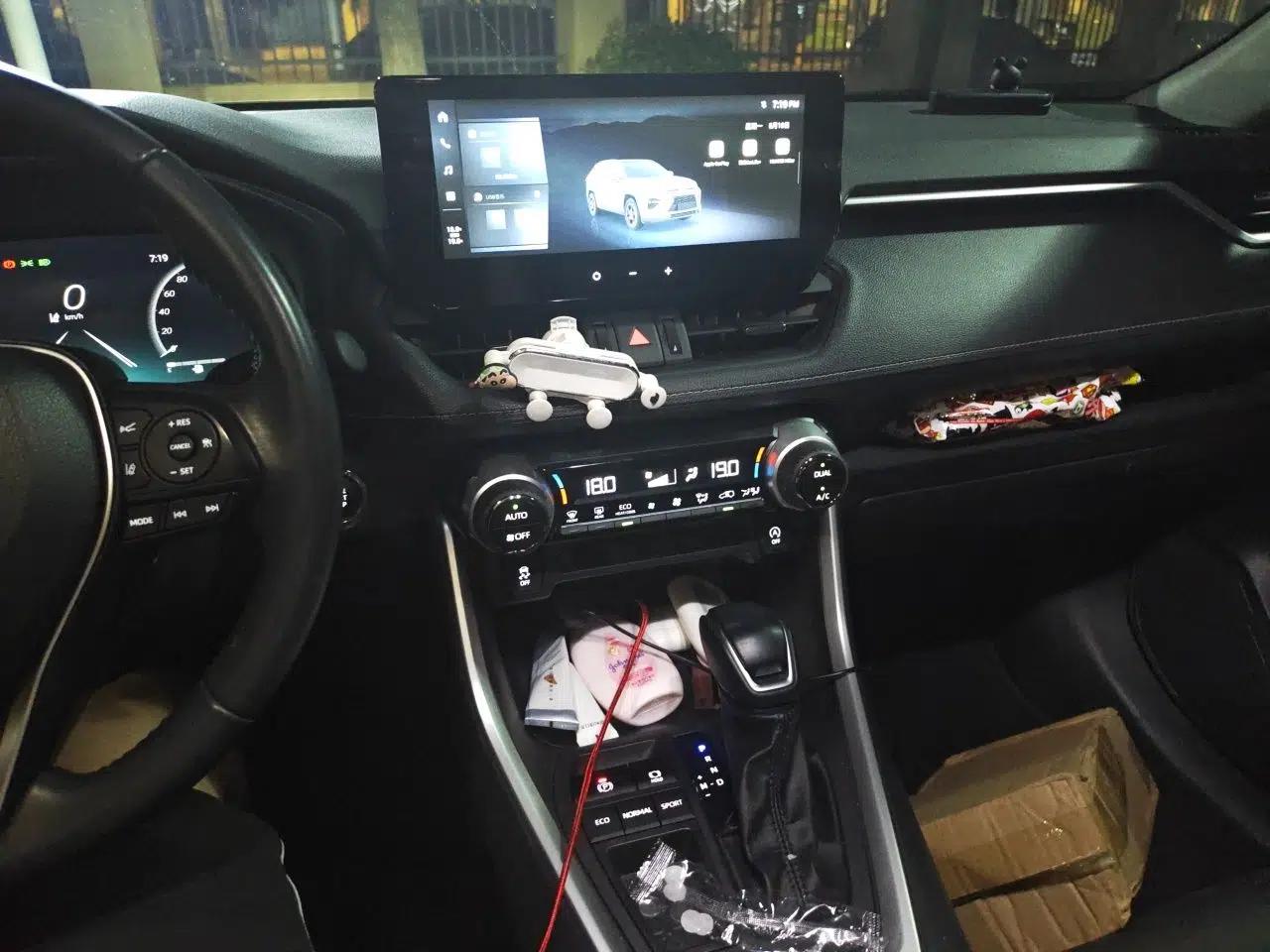 Toyota Wildlander 2023 2.0L CVT Two-Wheel Drive Luxury PLUS Edition — миниатюра 14