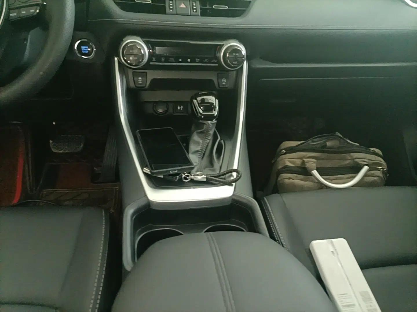 Toyota Wildlander 2022 2.0L CVT 4x4 Luxury PLUS Edition — миниатюра 16