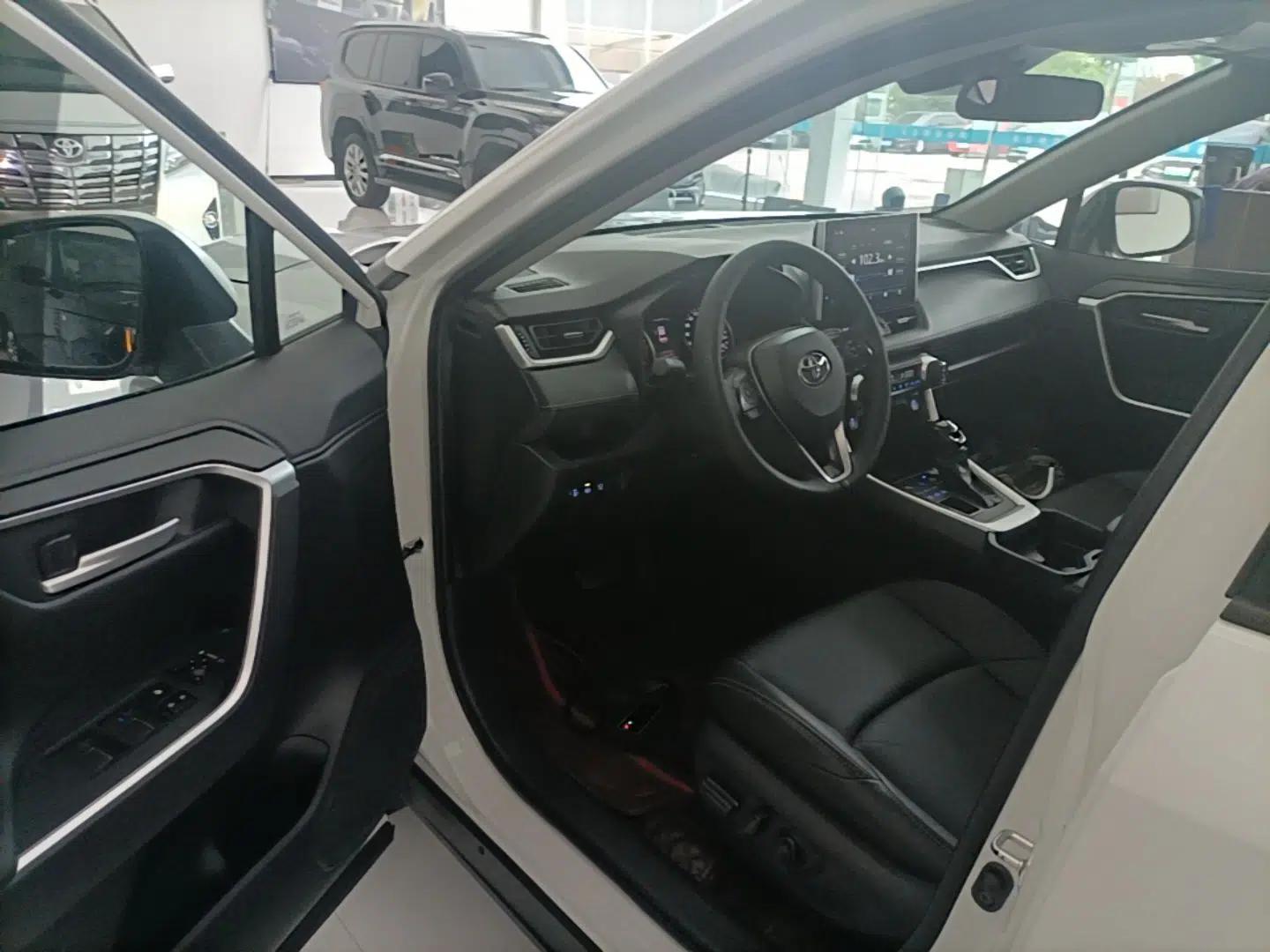 Toyota Wildlander 2022 2.0L CVT 4x4 Luxury PLUS Edition — миниатюра 18