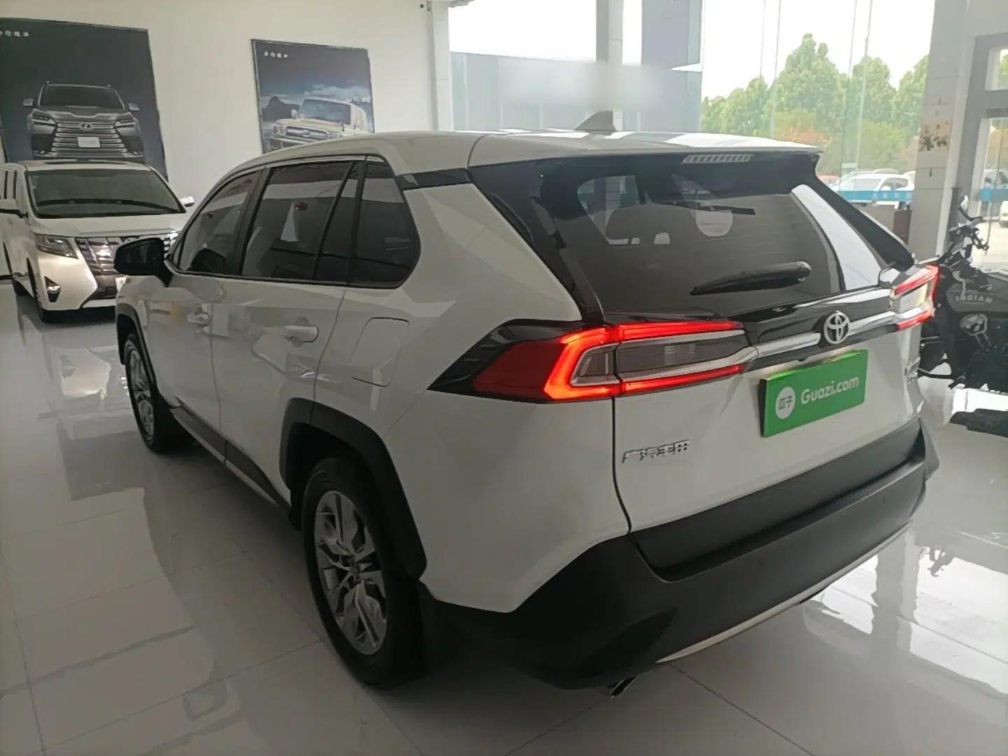 Toyota Wildlander 2022 2.0L CVT 4x4 Luxury PLUS Edition — миниатюра 7