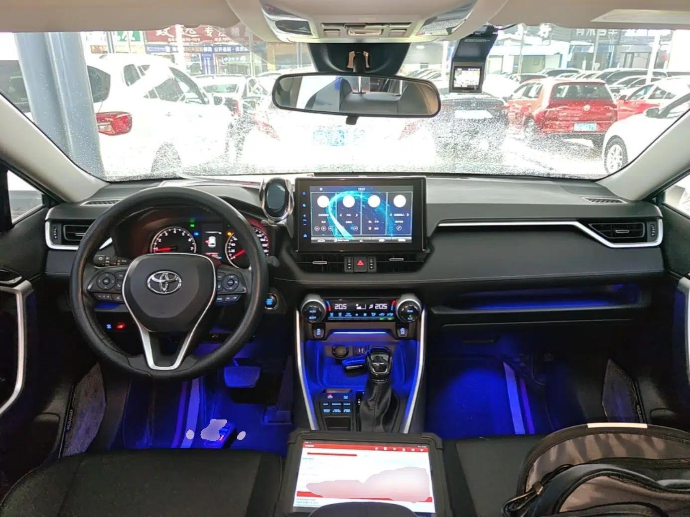 Toyota Wildlander 2022 2.0L CVT 4x4 Luxury PLUS Edition — миниатюра 13