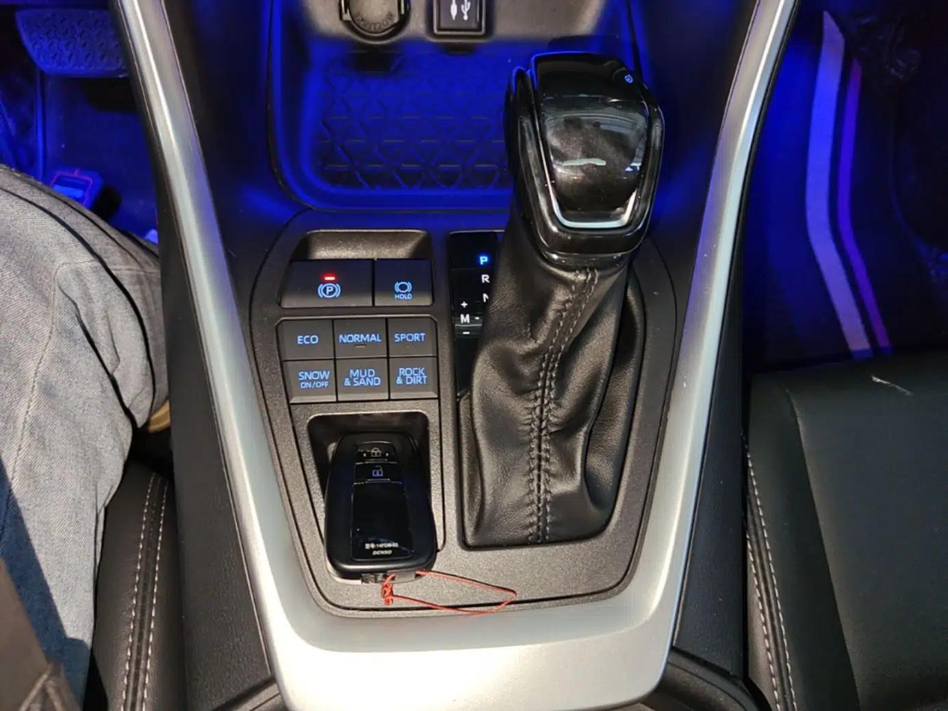 Toyota Wildlander 2022 2.0L CVT 4x4 Luxury PLUS Edition — миниатюра 17