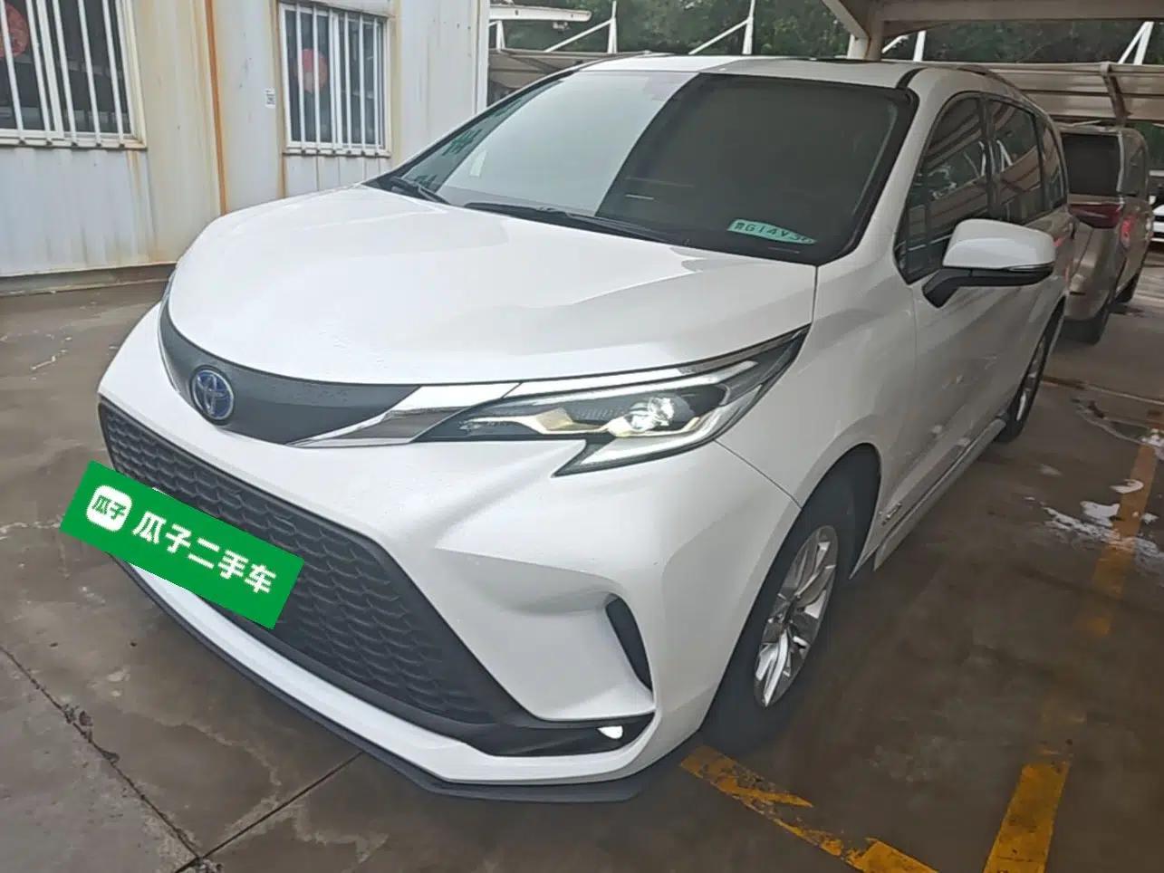 Toyota Granvia 2023 2.5L Hybrid Comfort Edition — миниатюра 1