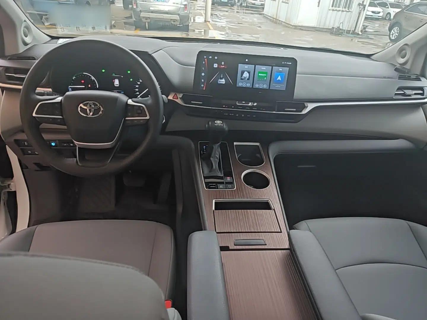 Toyota Granvia 2023 2.5L Hybrid Comfort Edition — миниатюра 13