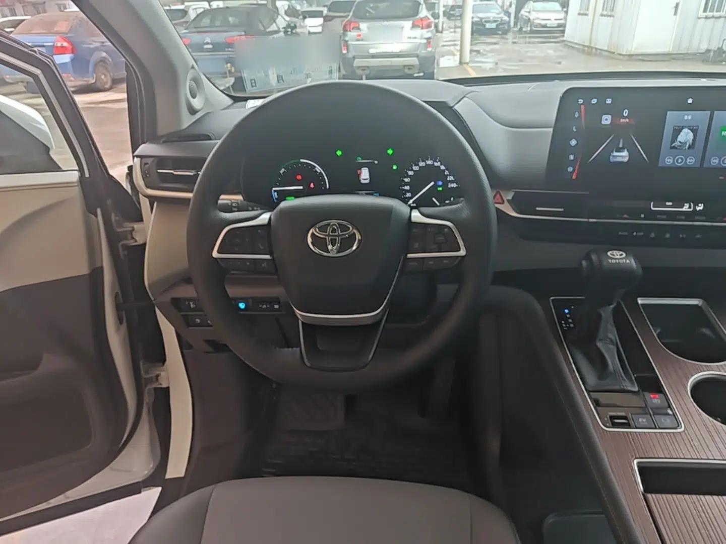 Toyota Granvia 2023 2.5L Hybrid Comfort Edition — миниатюра 14