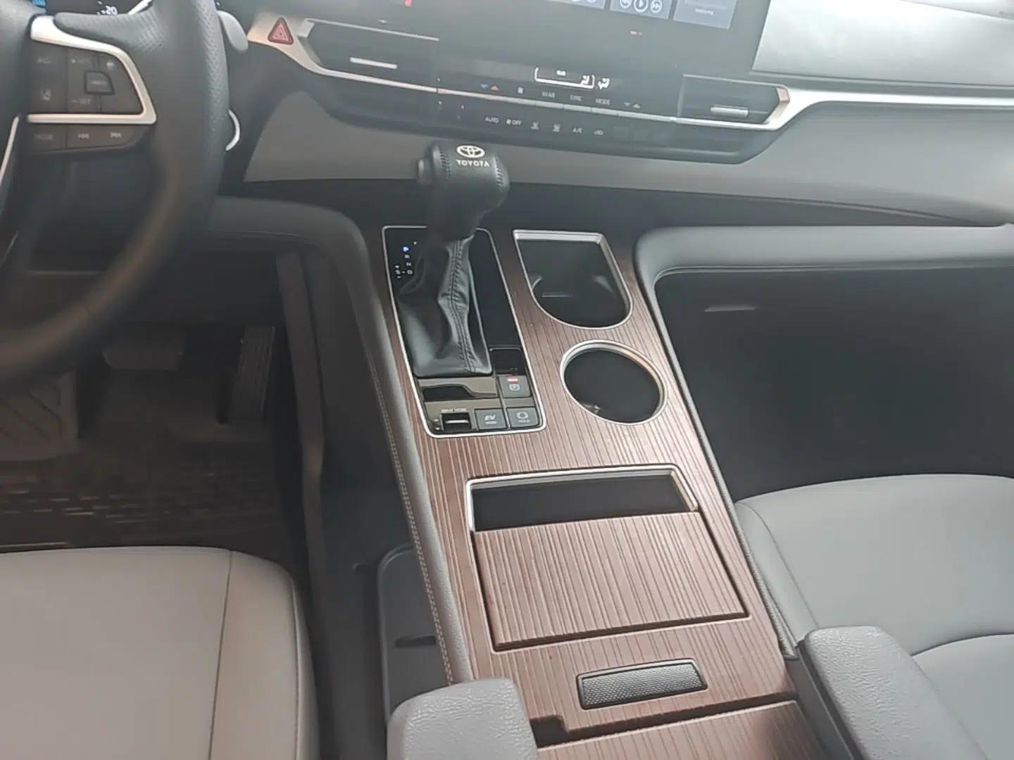 Toyota Granvia 2023 2.5L Hybrid Comfort Edition — миниатюра 17