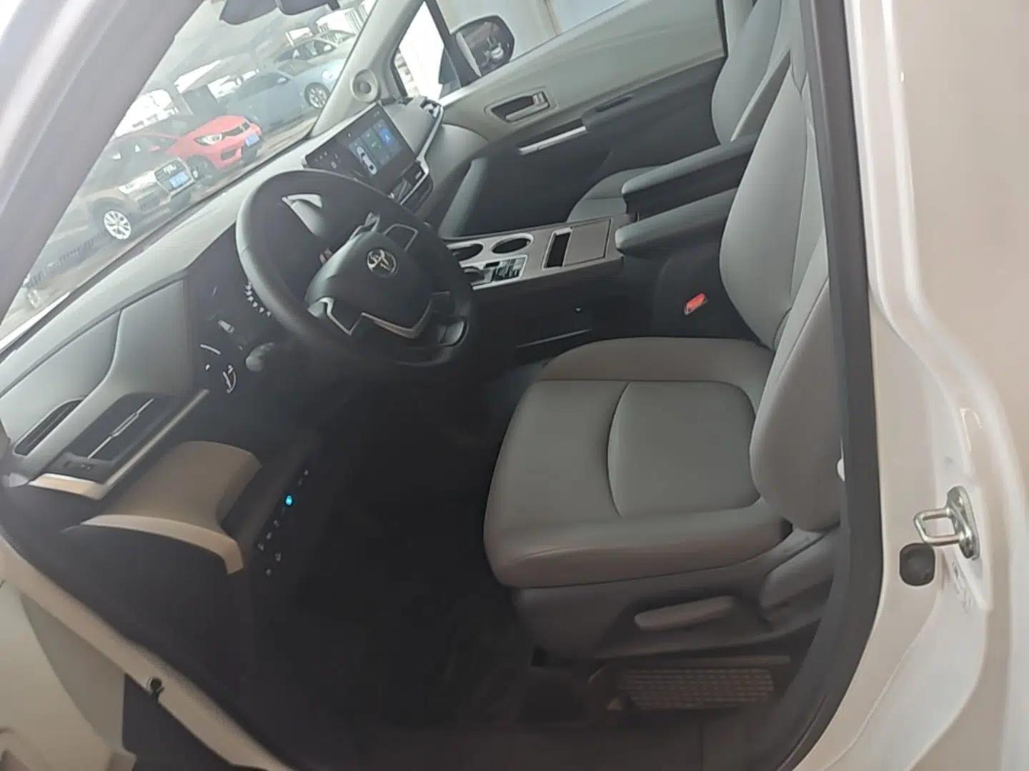 Toyota Granvia 2023 2.5L Hybrid Comfort Edition — миниатюра 18
