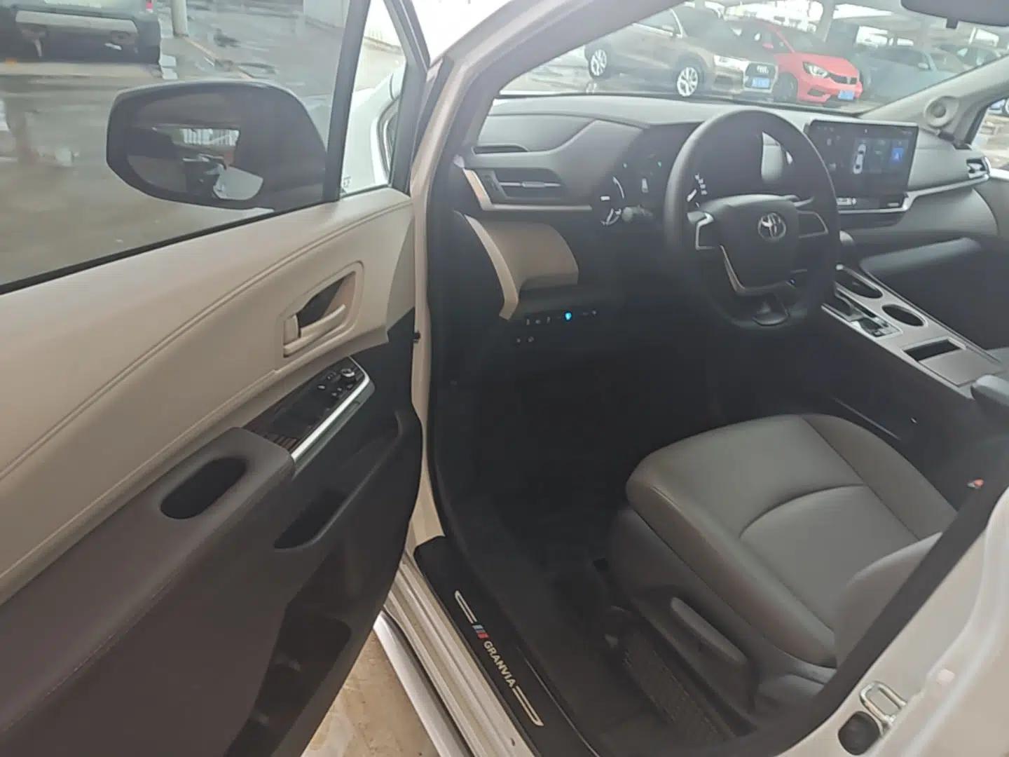 Toyota Granvia 2023 2.5L Hybrid Comfort Edition — миниатюра 19