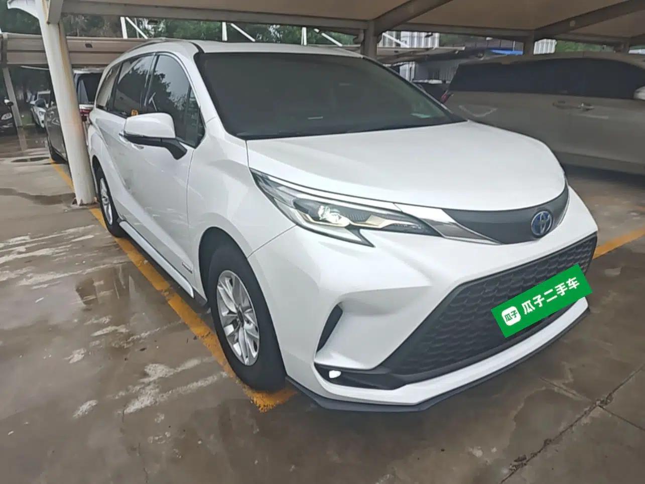 Toyota Granvia 2023 2.5L Hybrid Comfort Edition — миниатюра 3