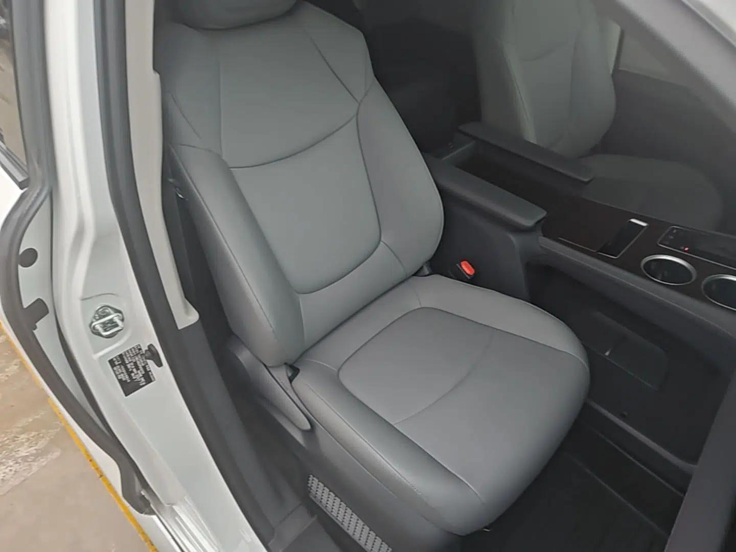 Toyota Granvia 2023 2.5L Hybrid Comfort Edition — миниатюра 23